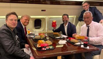 Robert F. Kennedy mange McDo avec Donald Trump, mais son sourire crispé n’est pas passé inaperçu