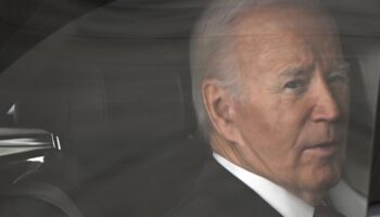 Le président américain Joe Biden arrive au centre des congrès de Lima, le 16 novembre 2024