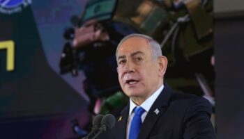 Le Premier ministre israélien Benjamin Netanyahu s'exprime lors d'une cérémonie marquant le 1er anniversaire selon le calendrier hébraïque de l'attaque du Hamas du 7 octobre 2023, au cimetière militaire du mont Herzl à Jérusalem, le 27 octobre 2024