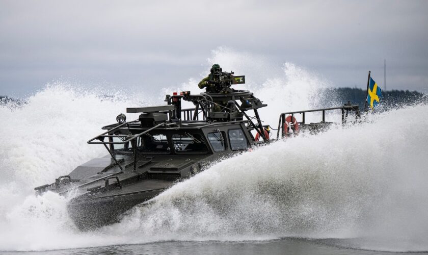 Un engin d’assaut rapide suédois lors d’un exercice militaire, le 20 février 2024, à la base navale de Berga.