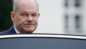 Le chancelier allemand Olaf Scholz quitte le palais présidentiel de Bellevue après avoir assisté à une cérémonie de destitution de certains ministres de son gouvernement à Berlin le 7 novembre 2024.