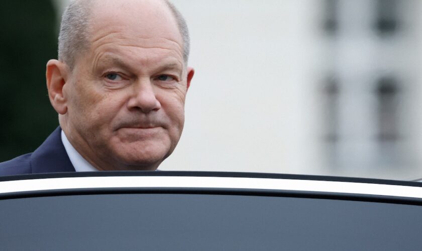 Le chancelier allemand Olaf Scholz quitte le palais présidentiel de Bellevue après avoir assisté à une cérémonie de destitution de certains ministres de son gouvernement à Berlin le 7 novembre 2024.