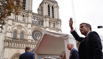 e président français Emmanuel Macron et le roi Charles III de Grande-Bretagne lors de leur visite à la cathédrale notre-Dame de Paris, actuellement en restauration à la suite d'un incendie en 2019 qui a détruit son toit, à Paris le 21 septembre 2023.