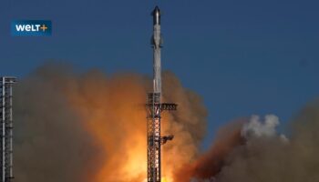 Musks Riesenrakete landet sanft im Wasser statt am Startturm