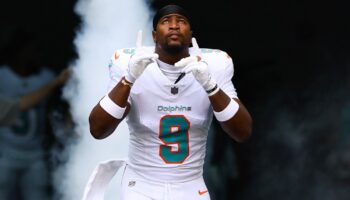 Dolphins' Jonnu Smith says teammate Calais Campbell is 'like the LeBron James of the NFL'