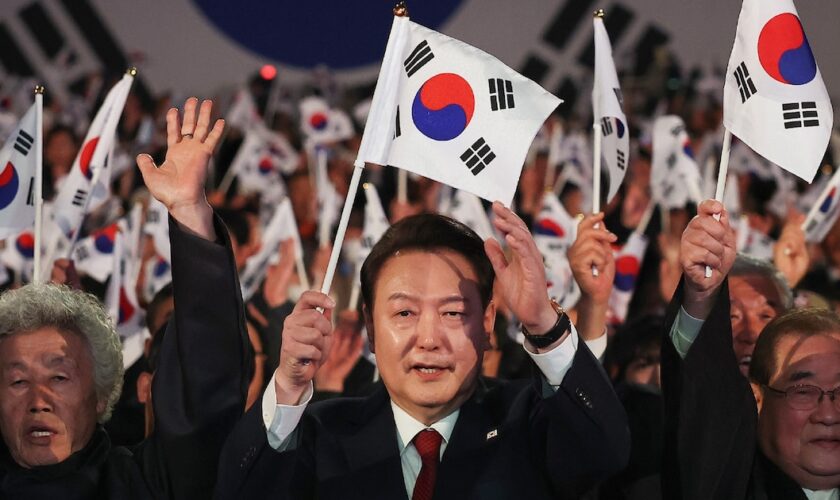 Le président sud-coréen Yoon Suk Yeol (c), le 1er mars 2024 à Séoul