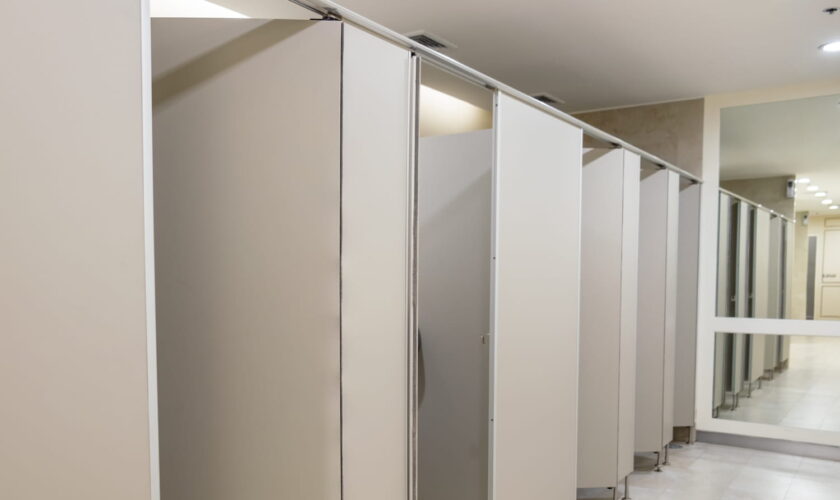 On sait pourquoi les portes des toilettes publiques ne vont pas jusqu'au sol, ce n'est pas pour l'hygiène