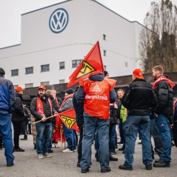 Volkswagen: IG Metall und Betriebsrat wollen VW-Werke durch Gehaltsverzicht retten