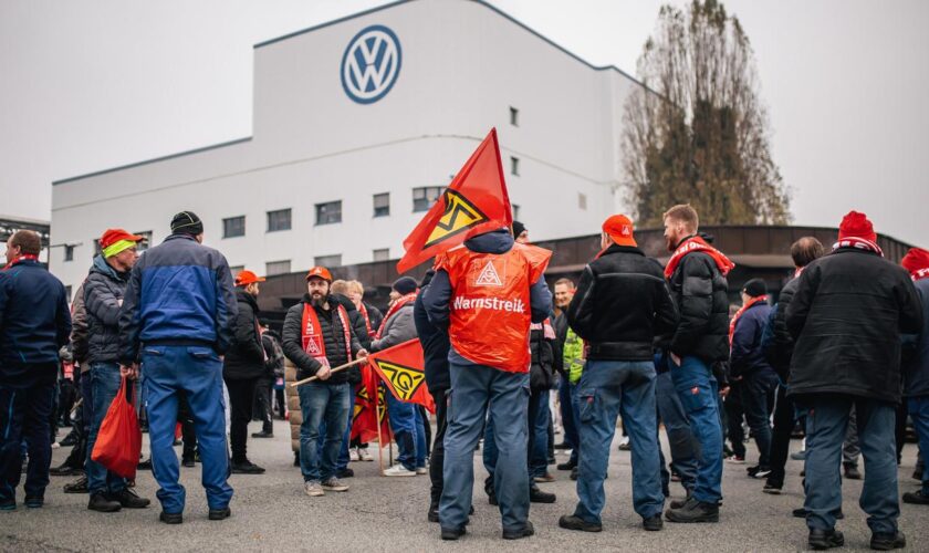 Volkswagen: IG Metall und Betriebsrat wollen VW-Werke durch Gehaltsverzicht retten