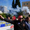 Sie wollen "in Würde leben": Demonstranten vor dem griechischen Parlament. Foto: Thanassis Stavrakis/AP