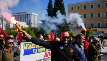 Sie wollen "in Würde leben": Demonstranten vor dem griechischen Parlament. Foto: Thanassis Stavrakis/AP