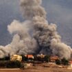 De la fumée s'élève au-dessus d'un site touché par un bombardement israélien dans le village de Khiam, dans le sud du Liban, le 20 novembre 2024, sur fond de guerre entre le Hezbollah libanais et Israël