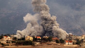 De la fumée s'élève au-dessus d'un site touché par un bombardement israélien dans le village de Khiam, dans le sud du Liban, le 20 novembre 2024, sur fond de guerre entre le Hezbollah libanais et Israël