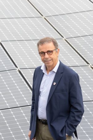 Le maire écologiste de Bordeaux, Pierre Hurmic, veut multiplier l'installation de panneaux solaires dans sa ville, y compris sur certains monuments historiques.