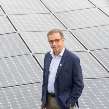 Le maire écologiste de Bordeaux, Pierre Hurmic, veut multiplier l'installation de panneaux solaires dans sa ville, y compris sur certains monuments historiques.