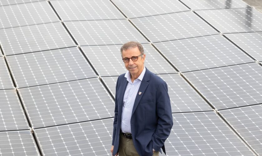 Le maire écologiste de Bordeaux, Pierre Hurmic, veut multiplier l'installation de panneaux solaires dans sa ville, y compris sur certains monuments historiques.