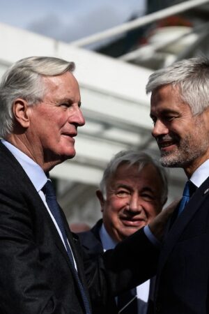 Le chef du groupe parlementaire des Républicains (LR) à l'Assemblée nationale, Laurent Wauquiez (au centre à droite) accueille le Premier ministre français Michel Barnier (au centre à gauche) alors que le président du Sénat français Gérard Larcher (au centre) assiste à l'arrivée de Barnier pour y participer aux Journées parlementaires du parti de droite Les Républicains (LR) à Annecy le 12 septembre 2024.