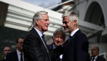 Le chef du groupe parlementaire des Républicains (LR) à l'Assemblée nationale, Laurent Wauquiez (au centre à droite) accueille le Premier ministre français Michel Barnier (au centre à gauche) alors que le président du Sénat français Gérard Larcher (au centre) assiste à l'arrivée de Barnier pour y participer aux Journées parlementaires du parti de droite Les Républicains (LR) à Annecy le 12 septembre 2024.