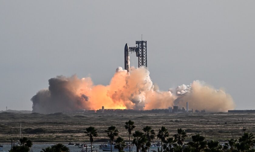 Le vaisseau Starship de SpaceX décolle de la base stellaire près de Boca Chica, au Texas, le 19 novembre 2024, pour l'essai Starship Flight 6.