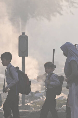 Smog au Pakistan : les enfants autorisés à retourner à l’école après une baisse de la pollution