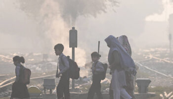 Smog au Pakistan : les enfants autorisés à retourner à l’école après une baisse de la pollution