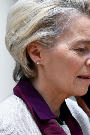 EU-Kommissionspräsidentin: Von der Leyen leistet medizinische Hilfe auf Flug