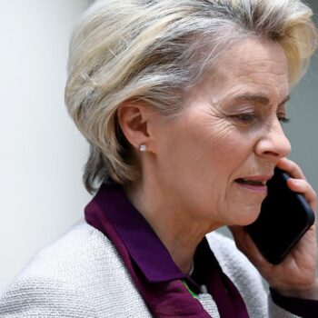 EU-Kommissionspräsidentin: Von der Leyen leistet medizinische Hilfe auf Flug