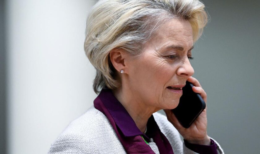 EU-Kommissionspräsidentin: Von der Leyen leistet medizinische Hilfe auf Flug