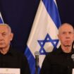 Le Premier ministre israélien Benjamin Netanyahu (G) et le ministre de la Défense Yoav Gallant assistent à une conférence de presse dans la base militaire de Kirya à Tel Aviv, le 28 octobre 2023