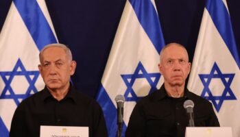 Le Premier ministre israélien Benjamin Netanyahu (G) et le ministre de la Défense Yoav Gallant assistent à une conférence de presse dans la base militaire de Kirya à Tel Aviv, le 28 octobre 2023