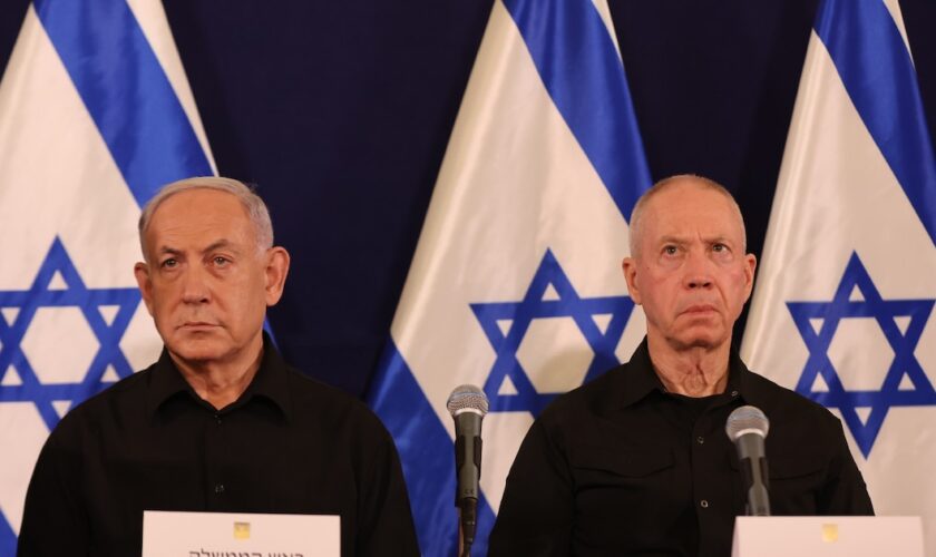 Le Premier ministre israélien Benjamin Netanyahu (G) et le ministre de la Défense Yoav Gallant assistent à une conférence de presse dans la base militaire de Kirya à Tel Aviv, le 28 octobre 2023