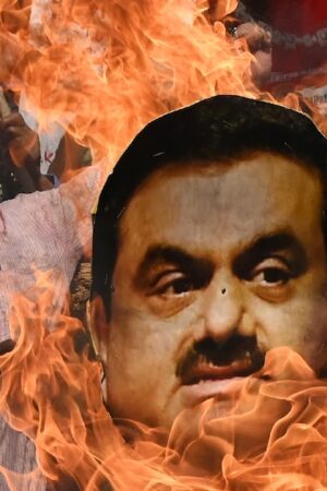 Un militant de l'opposition brûle les effigies du Premier ministre indien Narendra Modi et du milliardaire Gautam Adani pendant une manifestation à Calcutta, le 6 février 2023