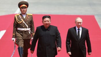 Le président russe Vladimir Poutine est reçu par le dirigeant nord-coréen Kim Jong Un lors d'une cérémonie sur la place Kim Il Sung à Pyongyang, le 19 juin 2024