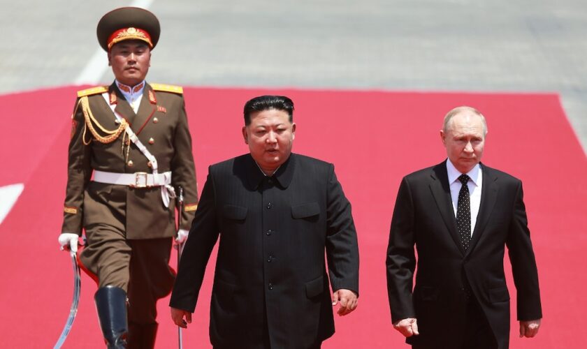 Le président russe Vladimir Poutine est reçu par le dirigeant nord-coréen Kim Jong Un lors d'une cérémonie sur la place Kim Il Sung à Pyongyang, le 19 juin 2024