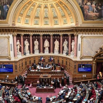 Budget de la Sécu : le Sénat vote une nouvelle « contribution » de 7 heures de travail sans rémunération par an