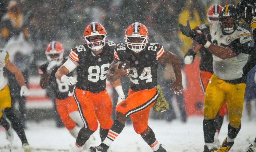 Cleveland Browns stun divisional rivals Pittsburgh Steelers in the snow