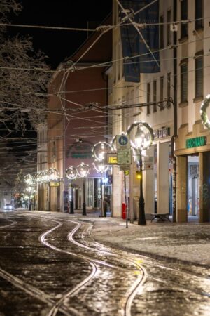 Wintereinbruch: Starker Schneefall sorgt im Süden für Verkehrschaos und Unfälle