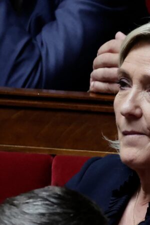 En agitant la censure de Michel Barnier, Marine Le Pen prend le risque des menaces en l’air