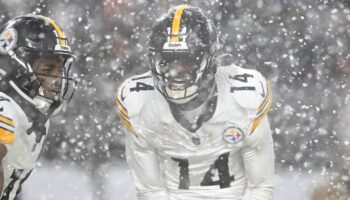 Steelers' George Pickens gets into it with Browns player on final play of blizzard game, held back by security