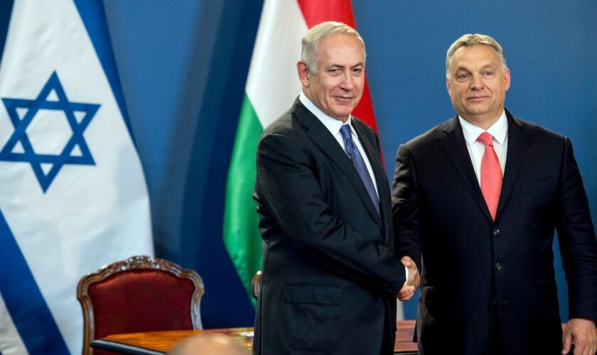 Le Premier ministre israélien Benjamin Netanyahu (G), et son homologue hongrois Viktor Orban (D), à Budapest le 18 juillet 2017