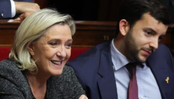 Le député RN Jean-Philippe Tanguy au côté de Marine Le Pen, le 8 octobre 2024 à l'Assemblée nationale à Paris