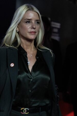 Trump nomme la juriste Pam Bondi ministre de la Justice après le retrait de Matt Gaetz