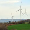 Une ferme d'éoliennes à Salles-Curan le 18 avril 2014