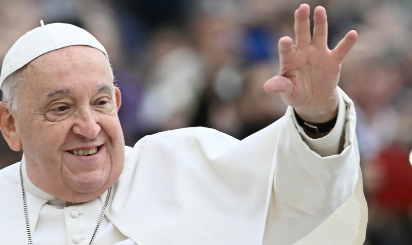 Le pape François salue la foule lors de son audience générale hebdomadaire, place Saint-Pierre au Vatican, le 20 novembre 2024