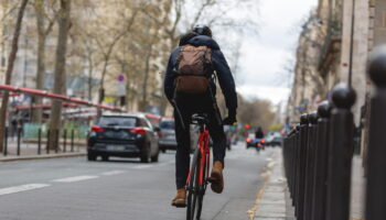 Les personnes à vélo roulent trop souvent de cette manière. Cette infraction peut pourtant leur coûter leur permis de conduire