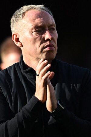 Soccer Football - Premier League - Arsenal v Leicester City - Emirates Stadium, London, Britain - September 28, 2024 Leicester City manager Steve Cooper looks dejected after the match REUTERS/Dylan Martinez EDITORIAL USE ONLY. NO USE WITH UNAUTHORIZED AUDIO, VIDEO, DATA, FIXTURE LISTS, CLUB/LEAGUE LOGOS OR 'LIVE' SERVICES. ONLINE IN-MATCH USE LIMITED TO 120 IMAGES, NO VIDEO EMULATION. NO USE IN BETTING, GAMES OR SINGLE CLUB/LEAGUE/PLAYER PUBLICATIONS. PLEASE CONTACT YOUR ACCOUNT REPRESENTATIVE F