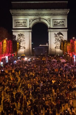 Champs-Élysées : les images de l’avenue parisienne illuminée pour Noël avec Tony Estanguet