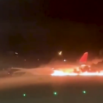 En Turquie, un avion russe prend feu à son atterrissage à Antalya, les passagers évacués