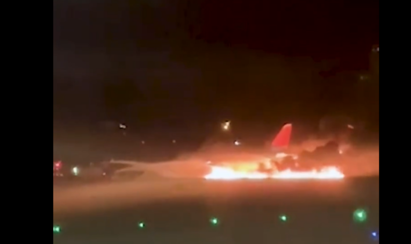 En Turquie, un avion russe prend feu à son atterrissage à Antalya, les passagers évacués