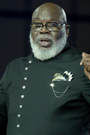 Bishop T.D. Jakes suffers health incident after 'powerful' sermon during Sunday service